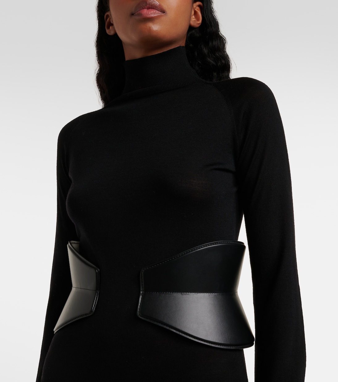 Cintura in pelle ALAÏA Flex, design ampio e moderno per giovani