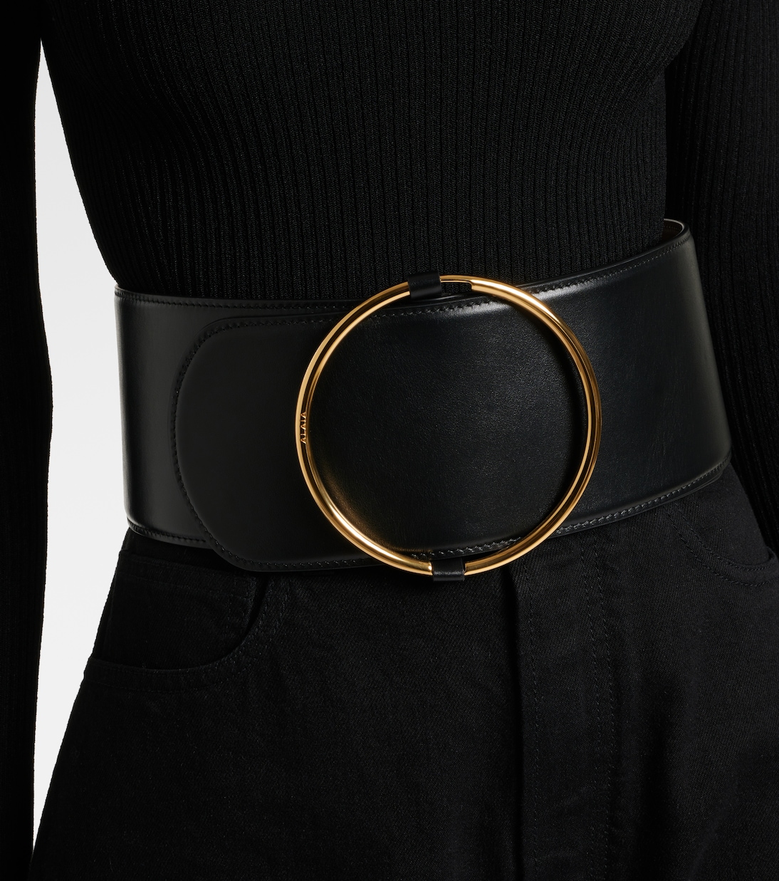 Cintura in pelle con anello ALAÏA, stile giovane e moderno