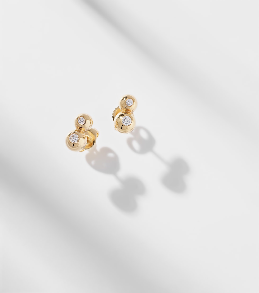 Orecchini in oro 18kt con doppio motivo Audrey e diamanti, design moderno per giovani trendsetter