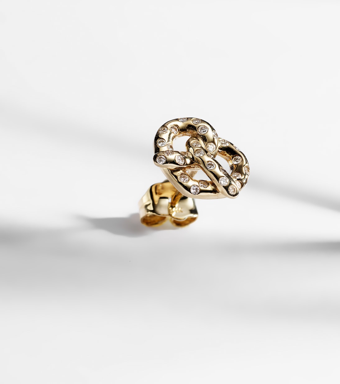 Orecchino singolo Sydney Evan in oro 14kt con design a pretzel e dettagli in diamanti