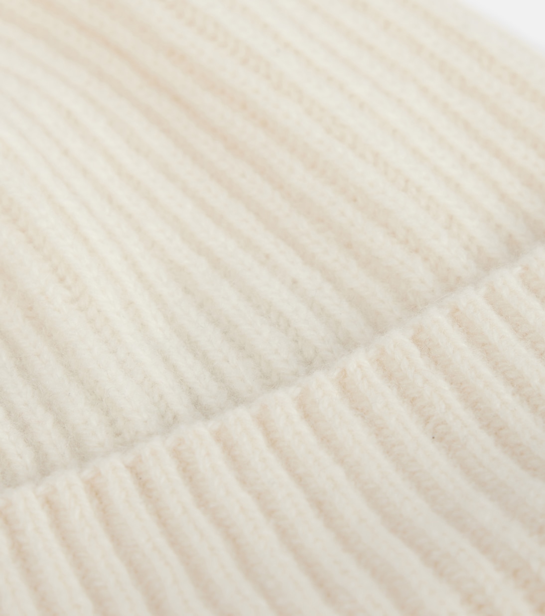 Berretto in cashmere Loro Piana con coste, stile giovane e moderno