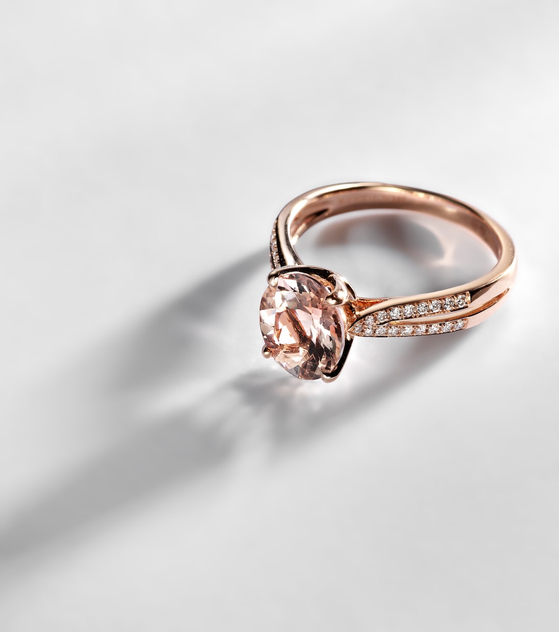 Anello BUCHERER in oro rosa 18kt con diamanti e morganiti, perfetto per un tocco di eleganza giovanile.