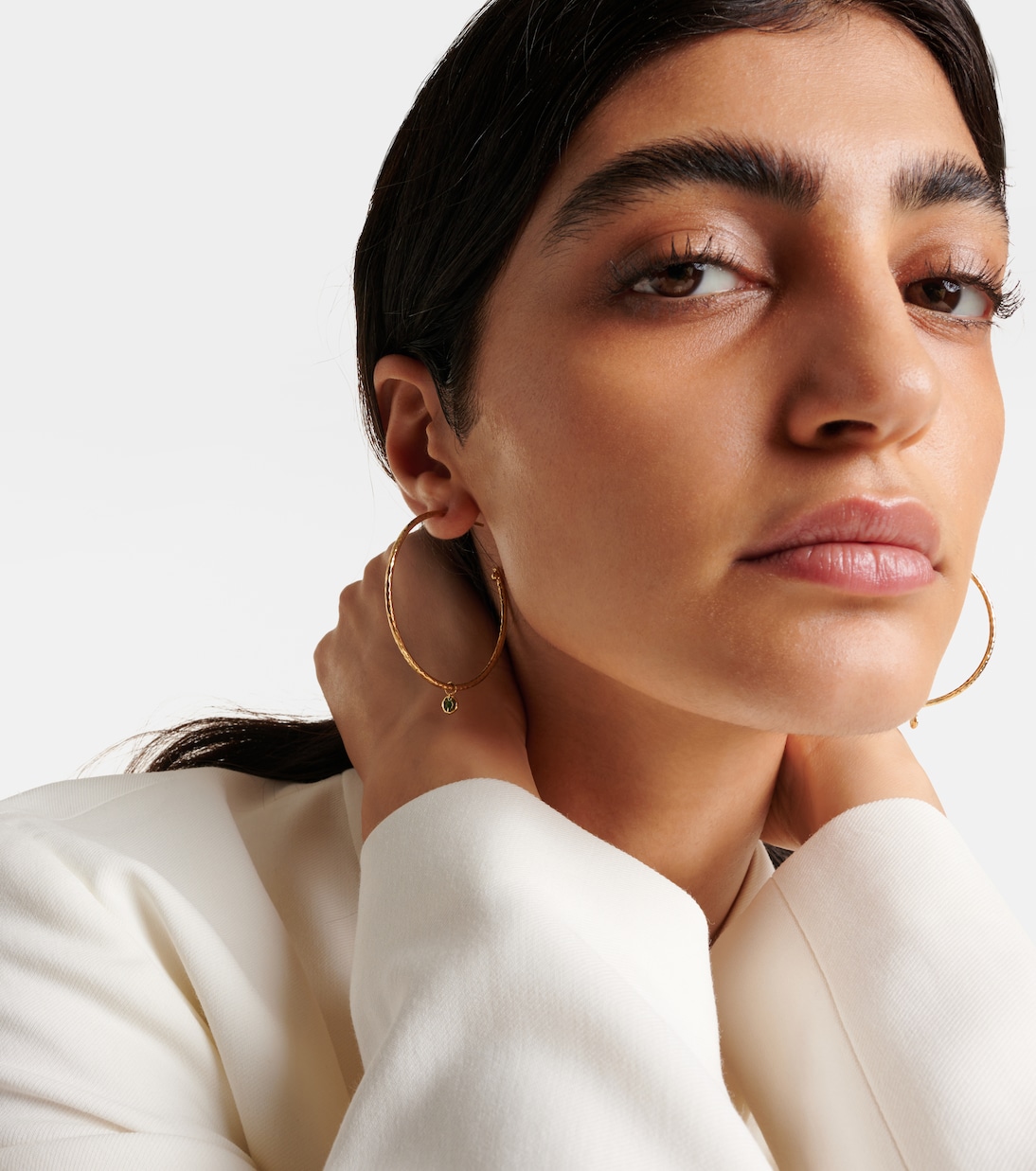 Orecchini a cerchio Nesting Gem Medium in oro 18kt con smeraldi | Octavia Elizabeth
