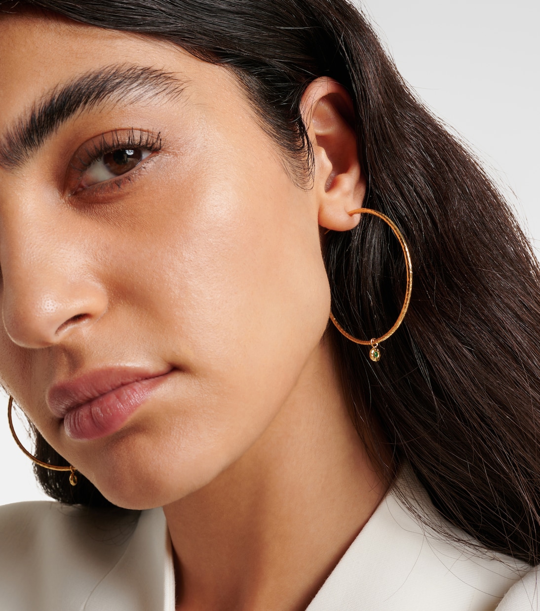 Orecchini a cerchio Nesting Gem Medium in oro 18kt con smeraldi | Octavia Elizabeth
