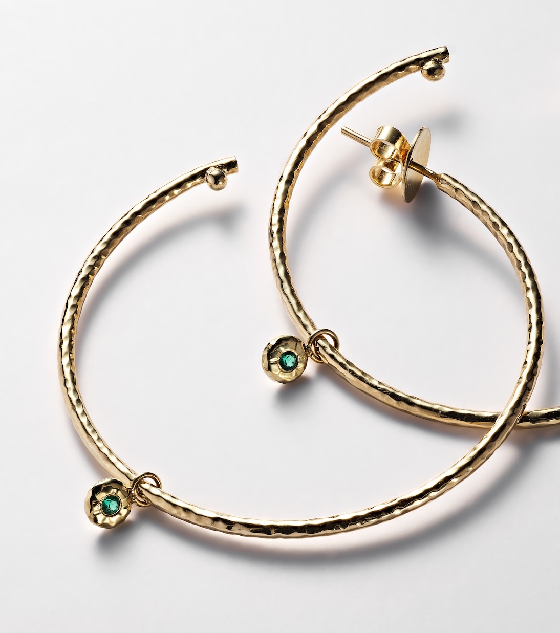 Orecchini a cerchio Nesting Gem Medium in oro 18kt con smeraldi | Octavia Elizabeth