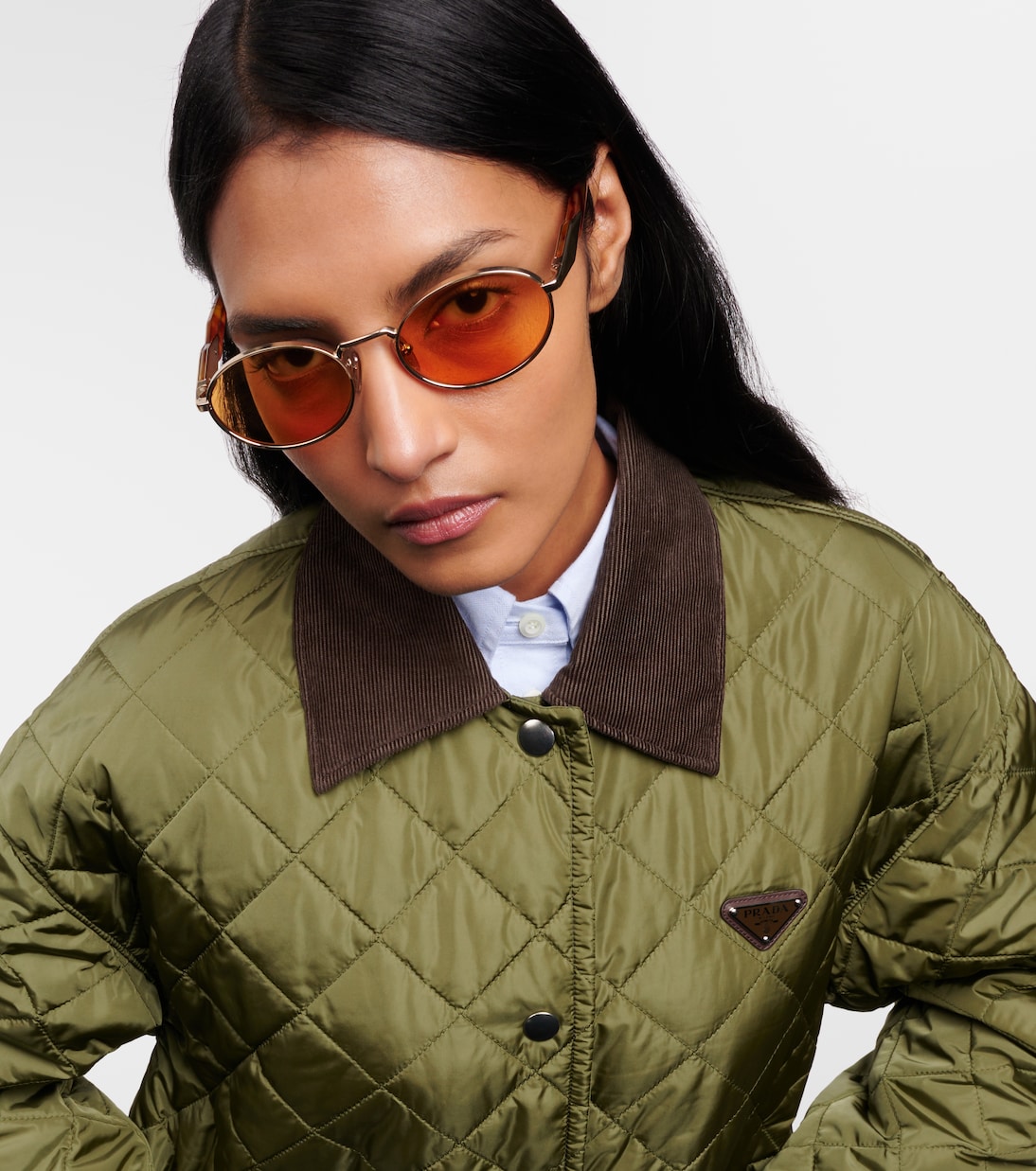 Occhiali da sole PRADA a forma ovale per uno stile giovane e moderno