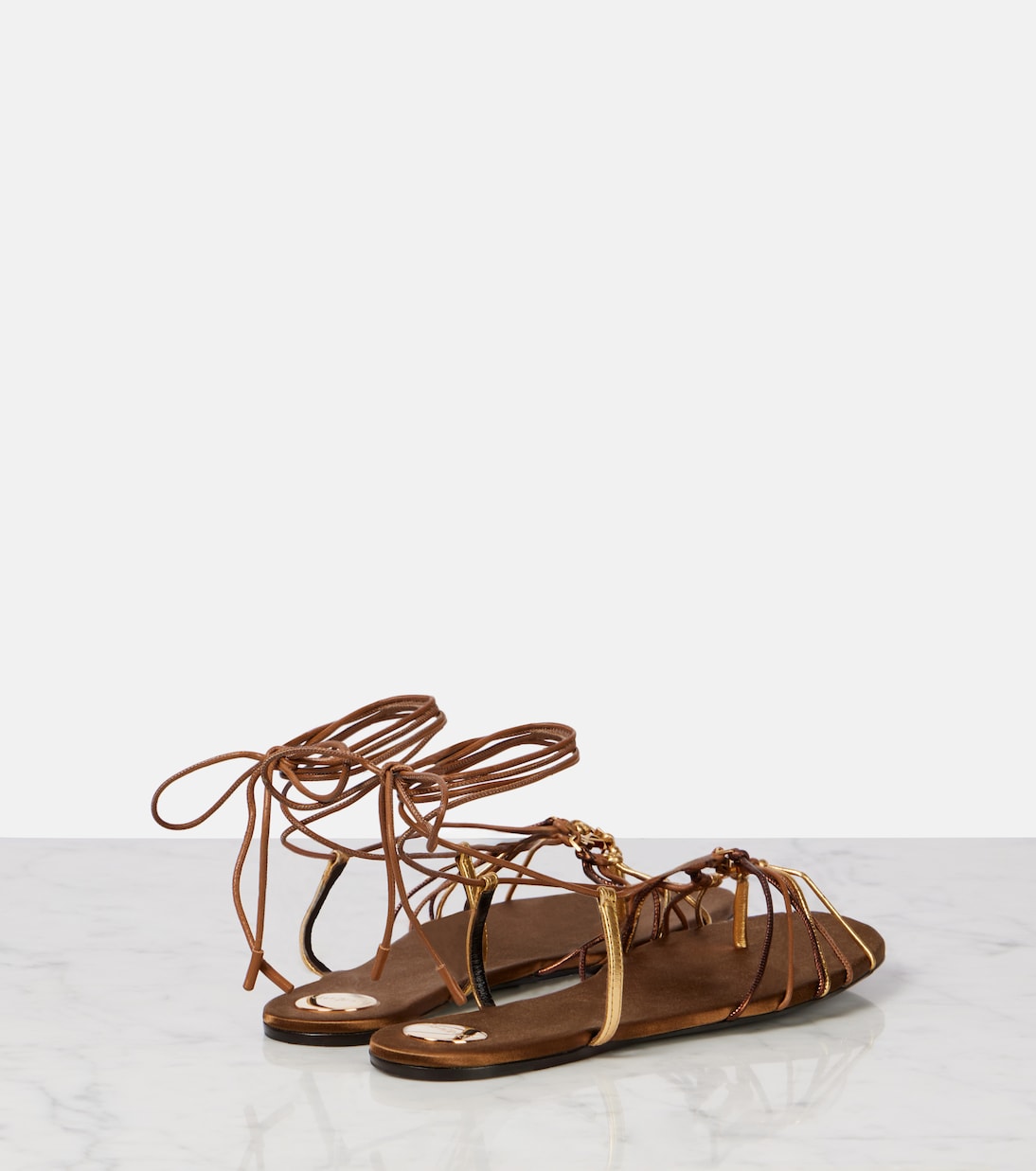 Sandali in pelle Saint Laurent con dettagli Cassandre, perfetti per un look giovanile