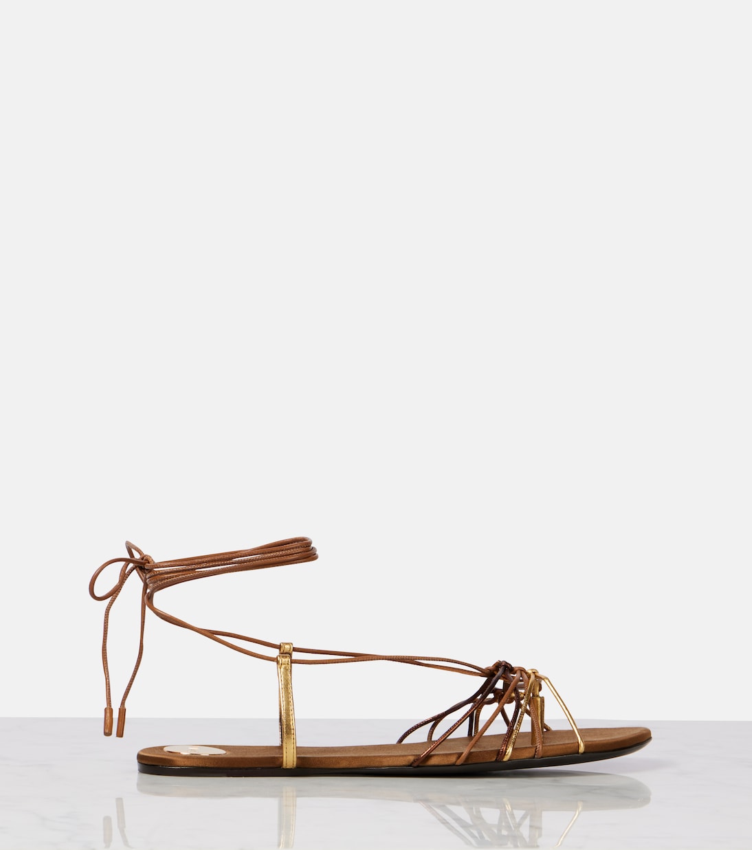 Sandali in pelle Saint Laurent con dettagli Cassandre, perfetti per un look giovanile