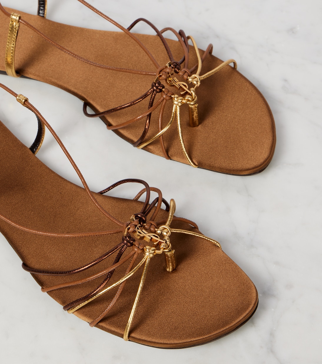 Sandali in pelle Saint Laurent con dettagli Cassandre, perfetti per un look giovanile