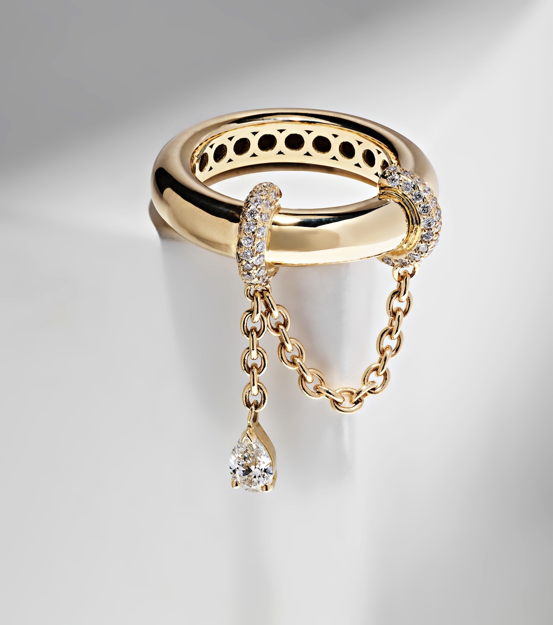 Anello in oro 18kt RAINBOW K di Elysabeth con diamanti, design moderno per giovani