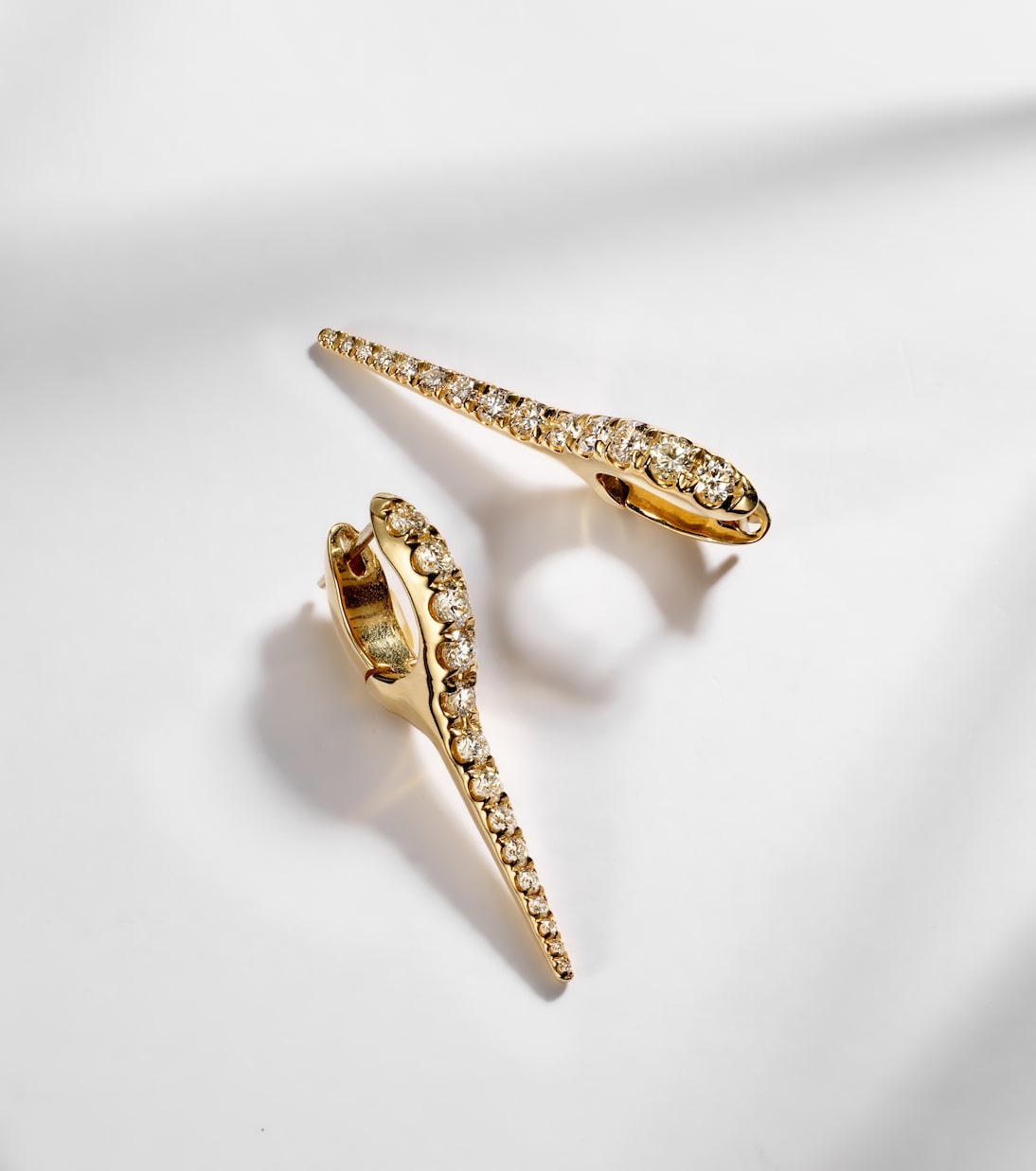 Orecchini Lola Needle in oro 18kt con diamanti, design giovane e raffinato