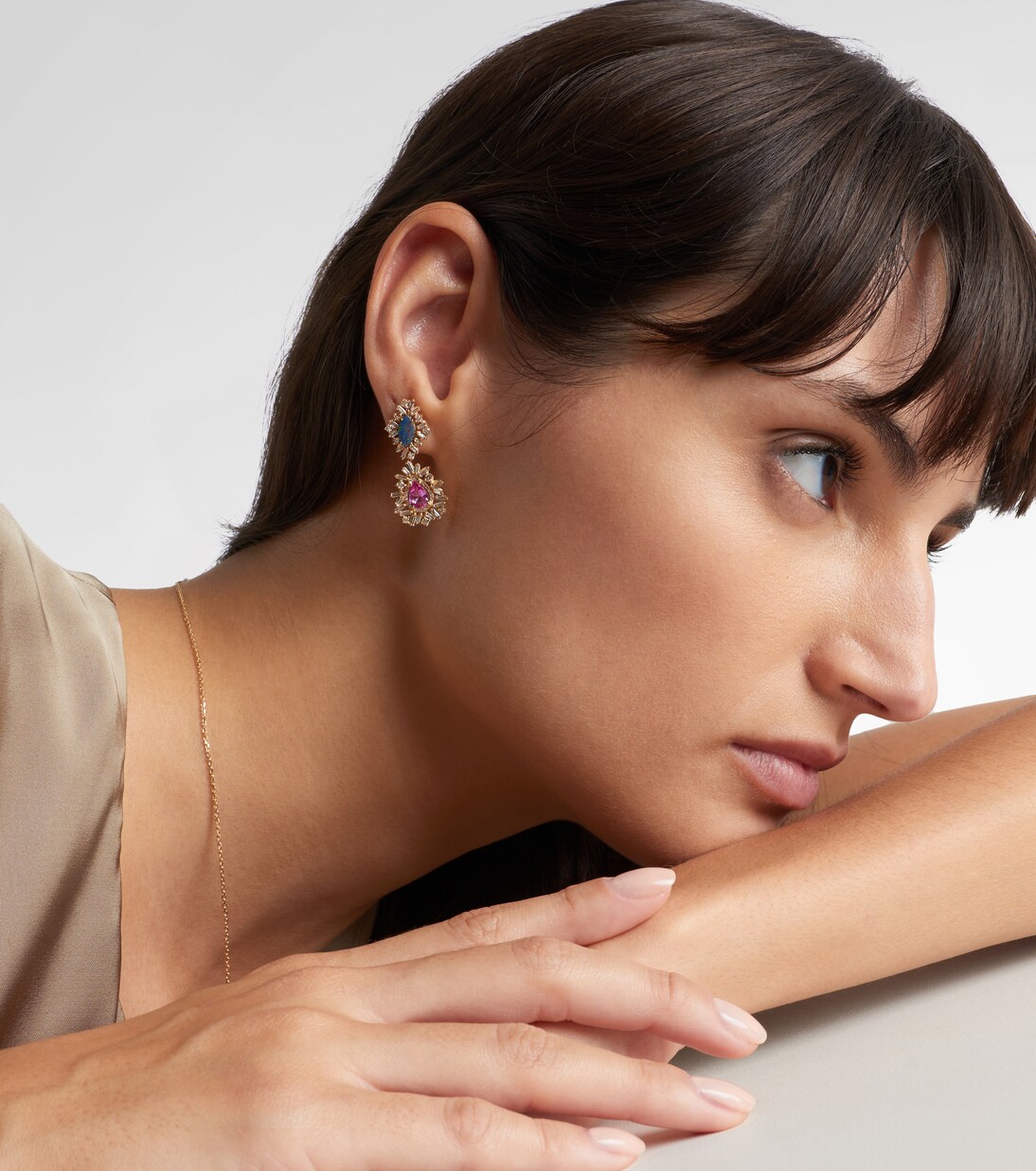 Ohrringe aus 18kt Gelbgold mit Diamanten, Saphiren und Opal | Suzanne Kalan