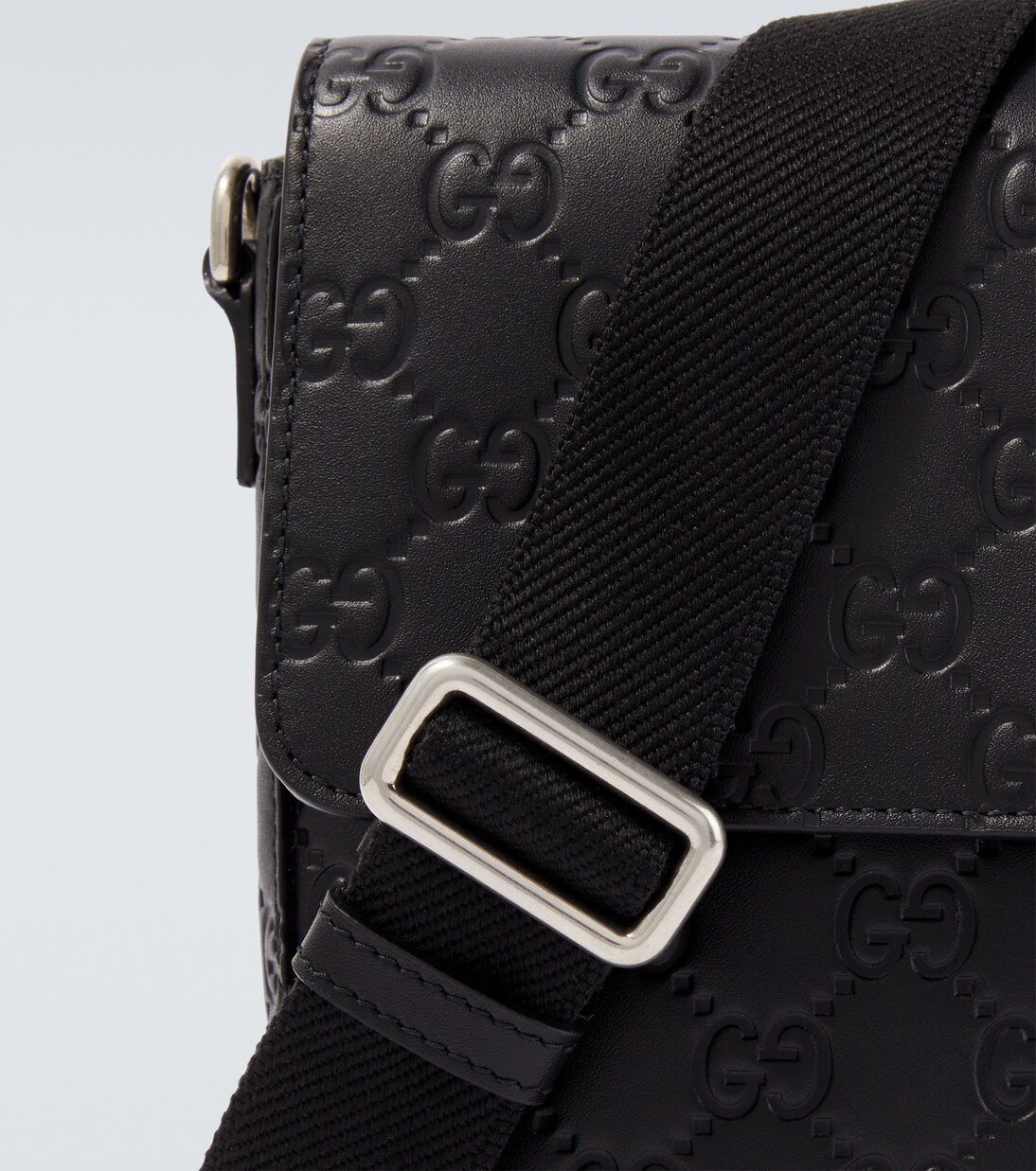 Bolso para móvil GG Emblem de piel grabada | Gucci