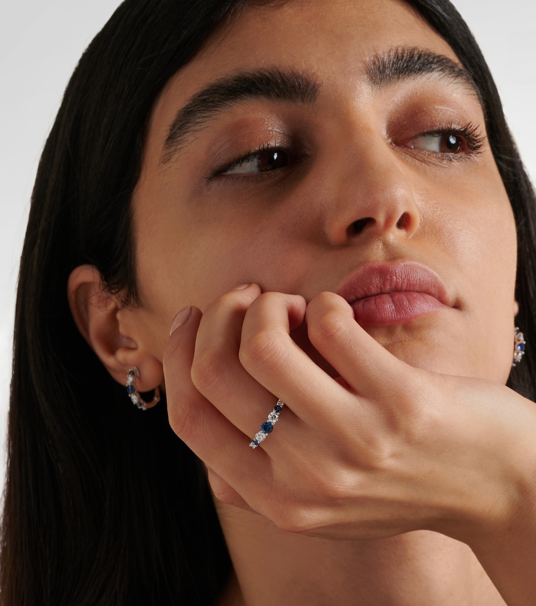 Anello in oro bianco 18kt con zaffiri e diamanti, gioielleria raffinata per giovani