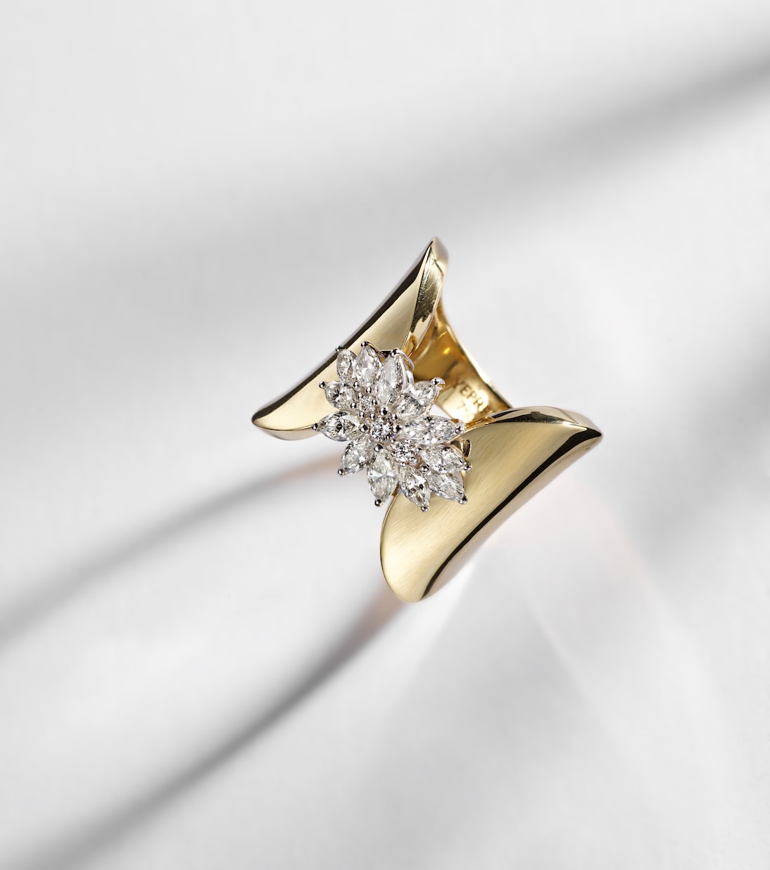 Golden Strada 18kt gold ring with diamonds | Yeprem