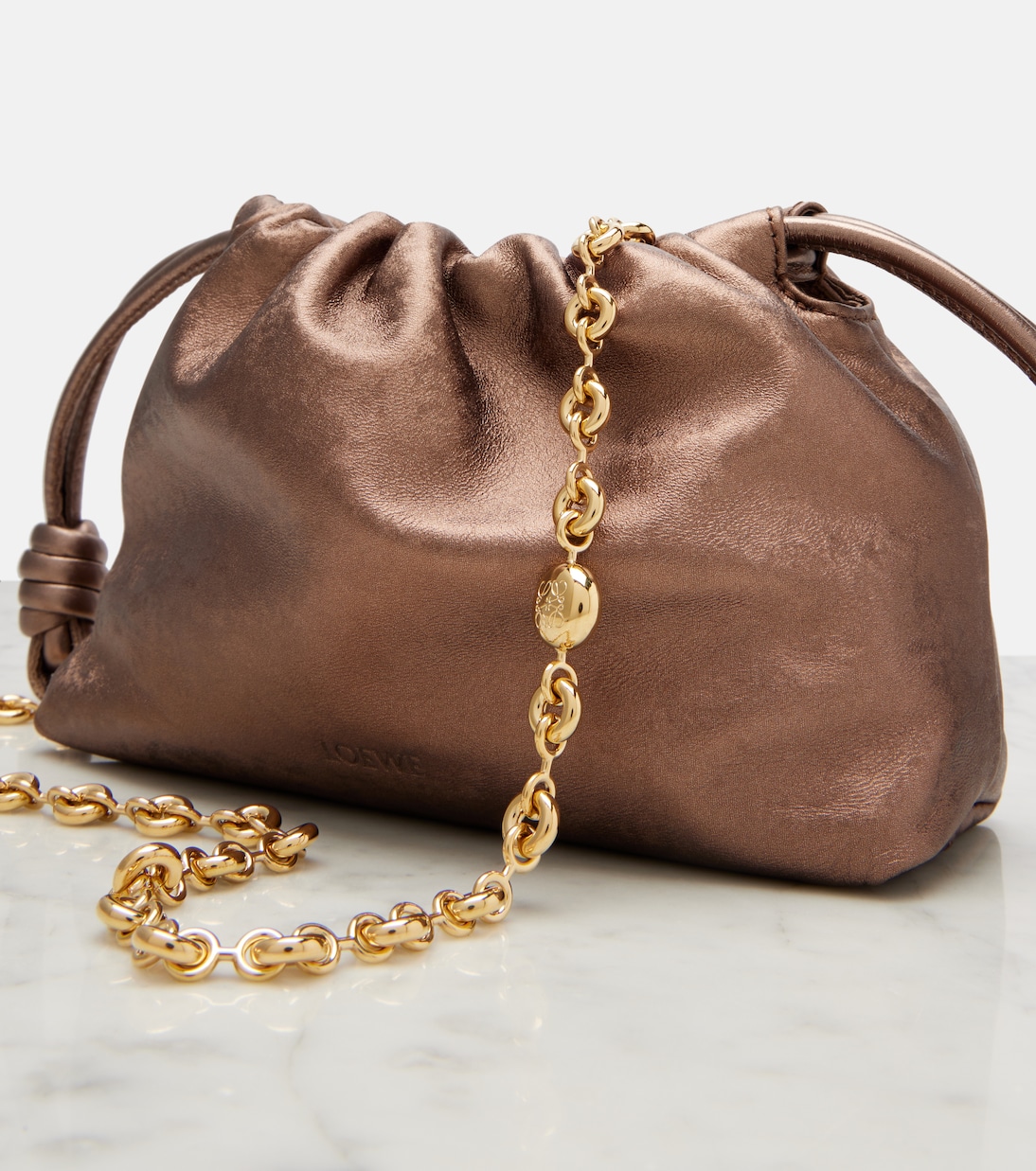 Flamenco 미니 메탈릭 레더 클러치 | Loewe