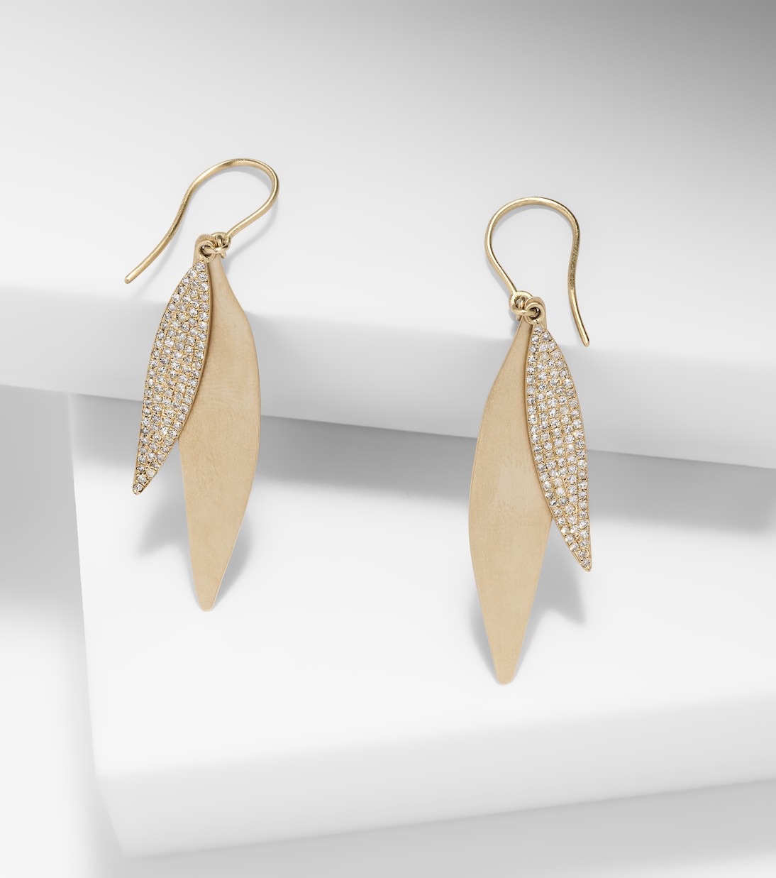Orecchini a goccia ILEANA MAKRI in oro 18kt con diamanti, stile foglie cadenti per giovani moderni