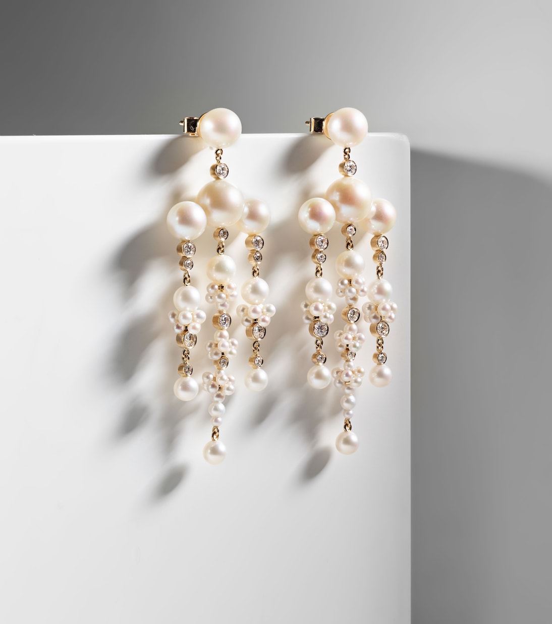 Orecchini in oro 14kt Jardin de Rêve di Sophie Bille Brahe con diamanti e perle, design giovane e raffinato