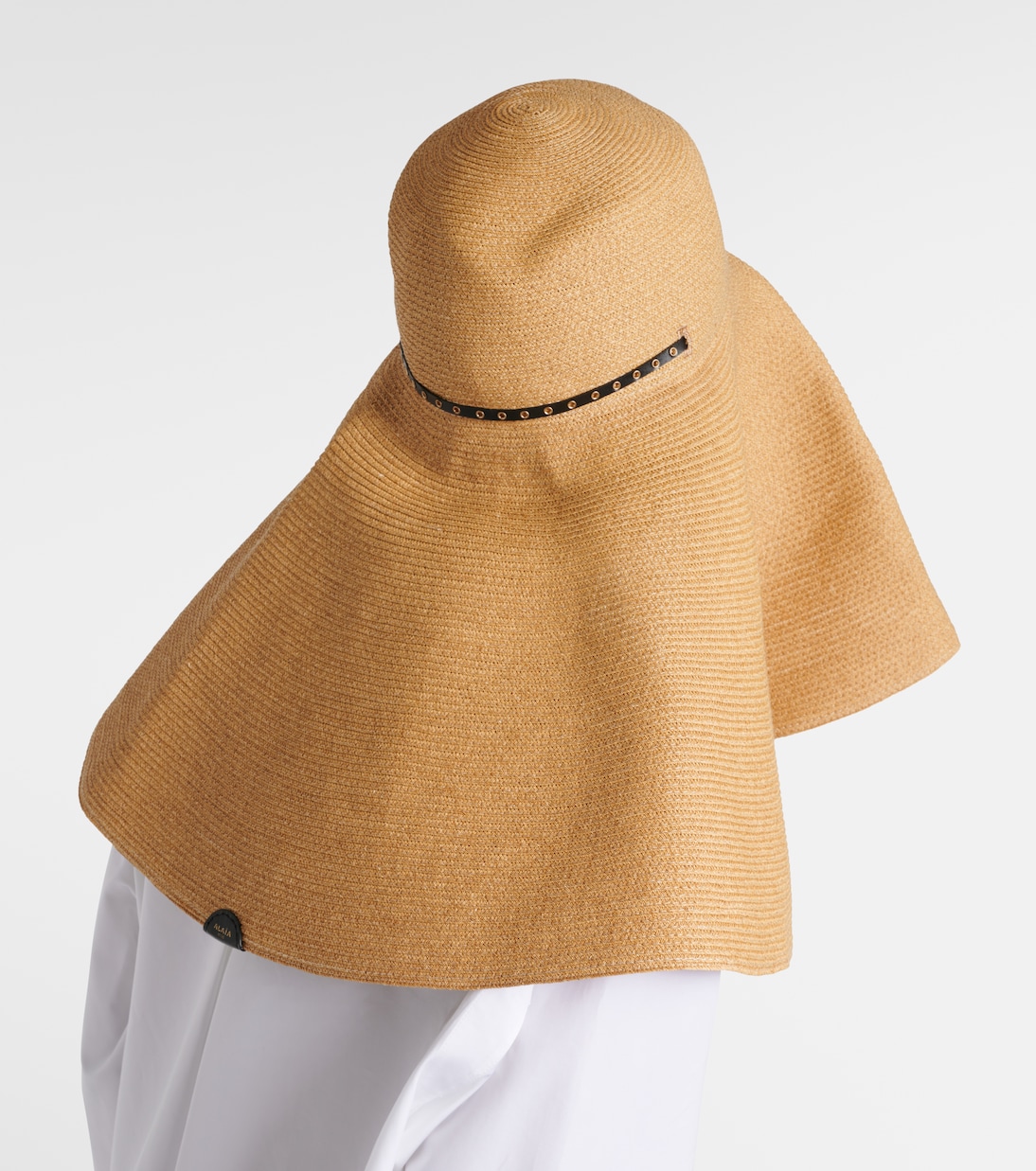 Cappello in paglia stile cloche firmato ALAÏA, perfetto per giovani trendy