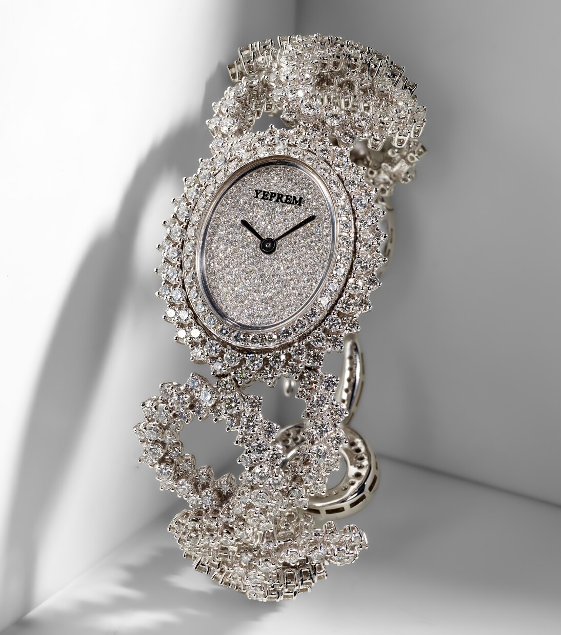 Orologio YEPREM Y-Momento in oro bianco 18kt con diamanti, design giovane e moderno