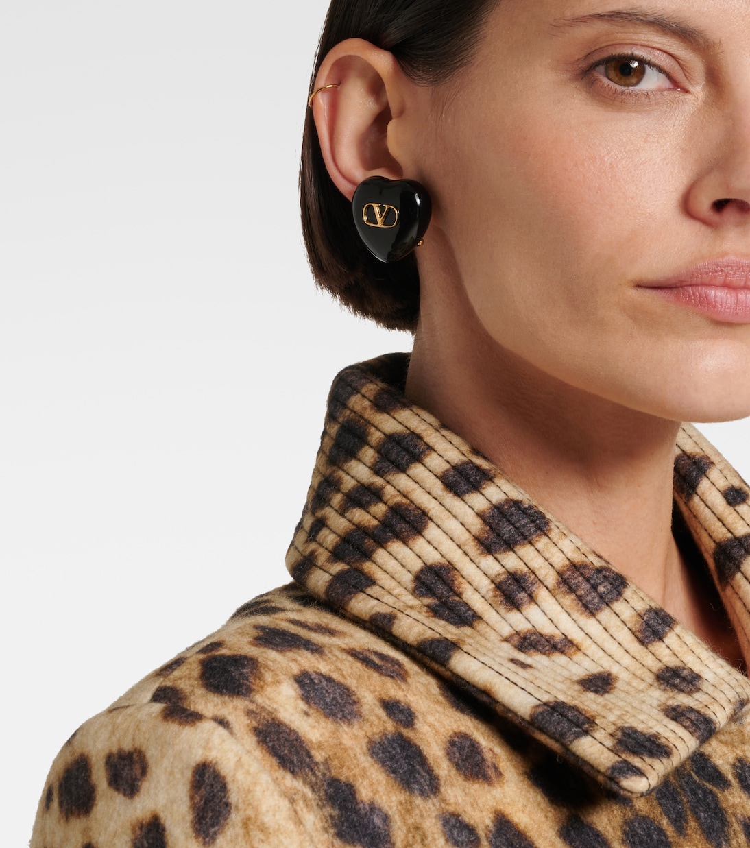 Orecchini cuore con logo V Valentino per uno stile giovane e trendy