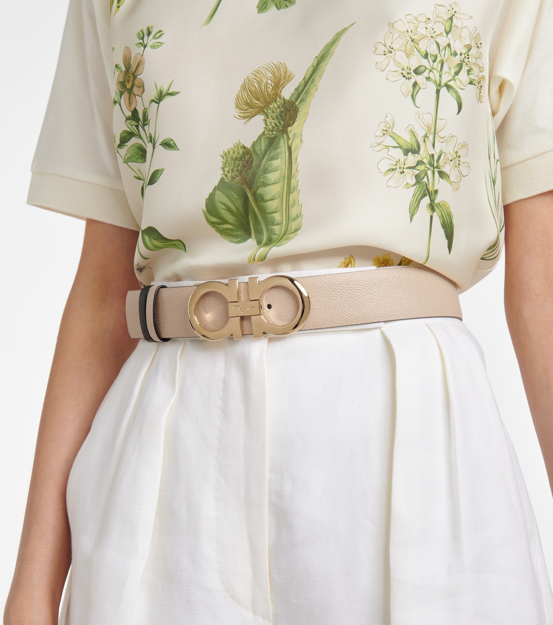 Cintura in pelle reversibile FERRAGAMO con motivo Gancini, stile giovane e moderno