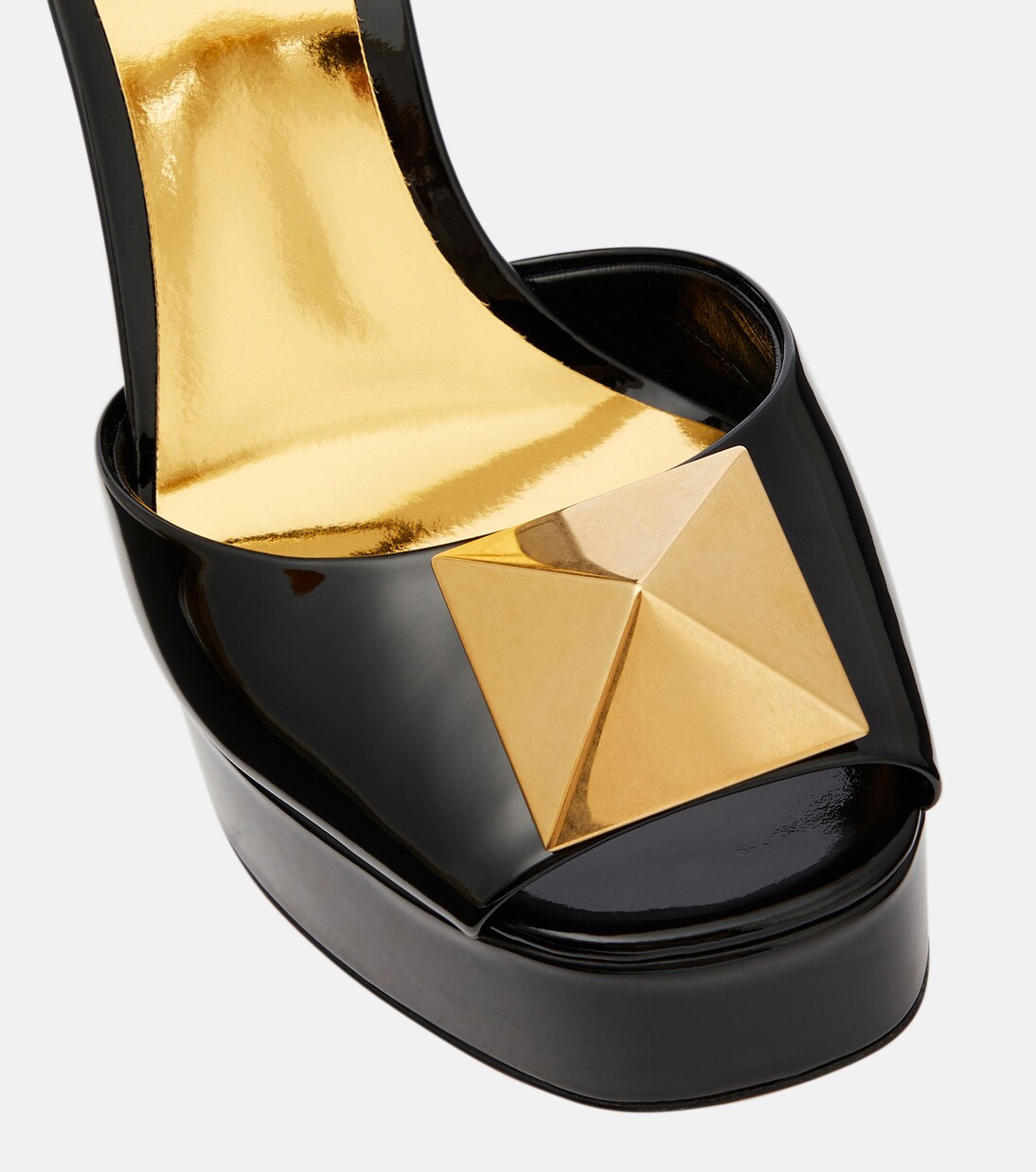 【VALENTINO GARAVANI】platform maxi stud サンダル One Stud patent leather platform sandals in black