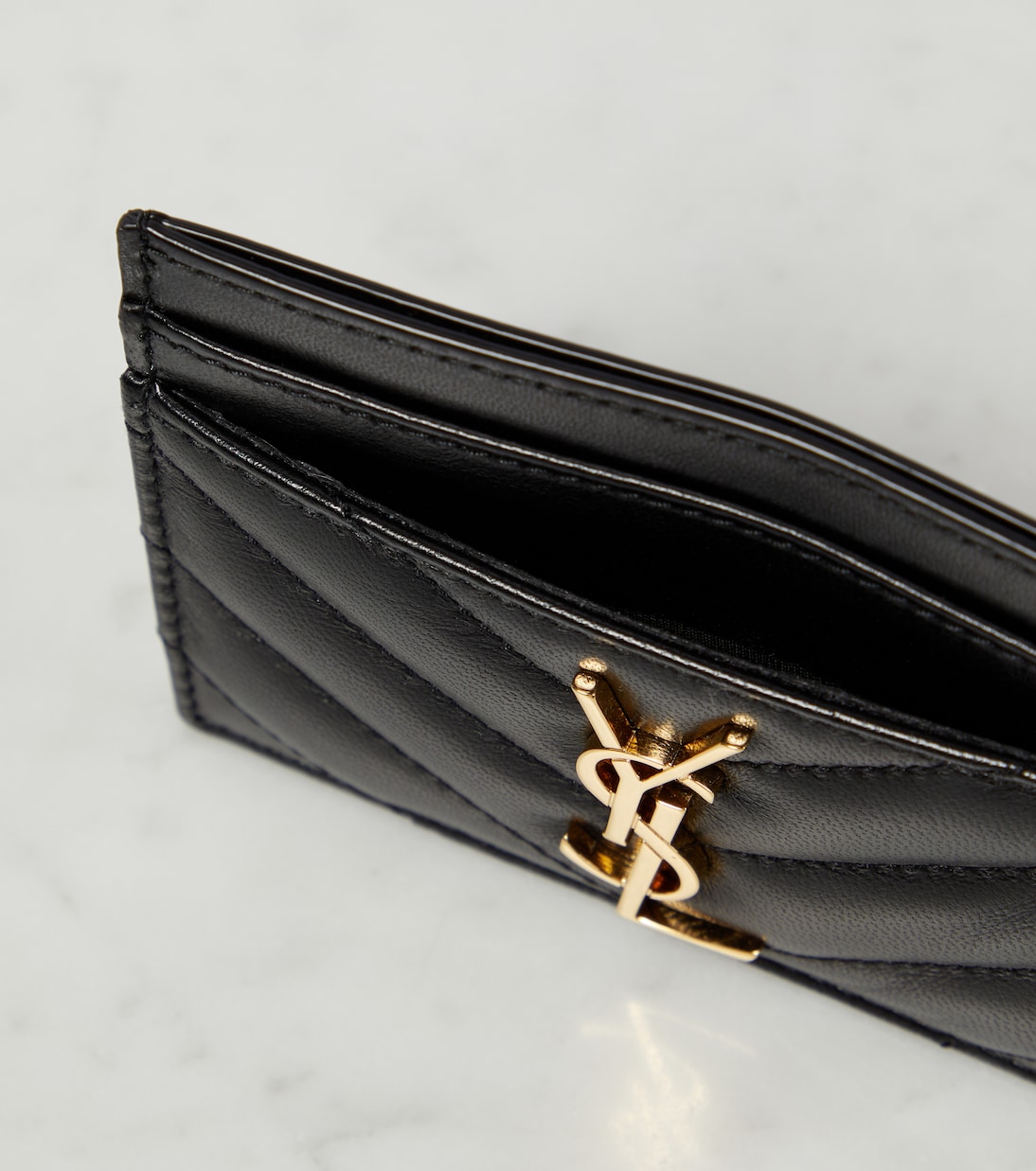 Portafoglio in pelle Saint Laurent Cassandre con effetto trapuntato, stile giovane e moderno
