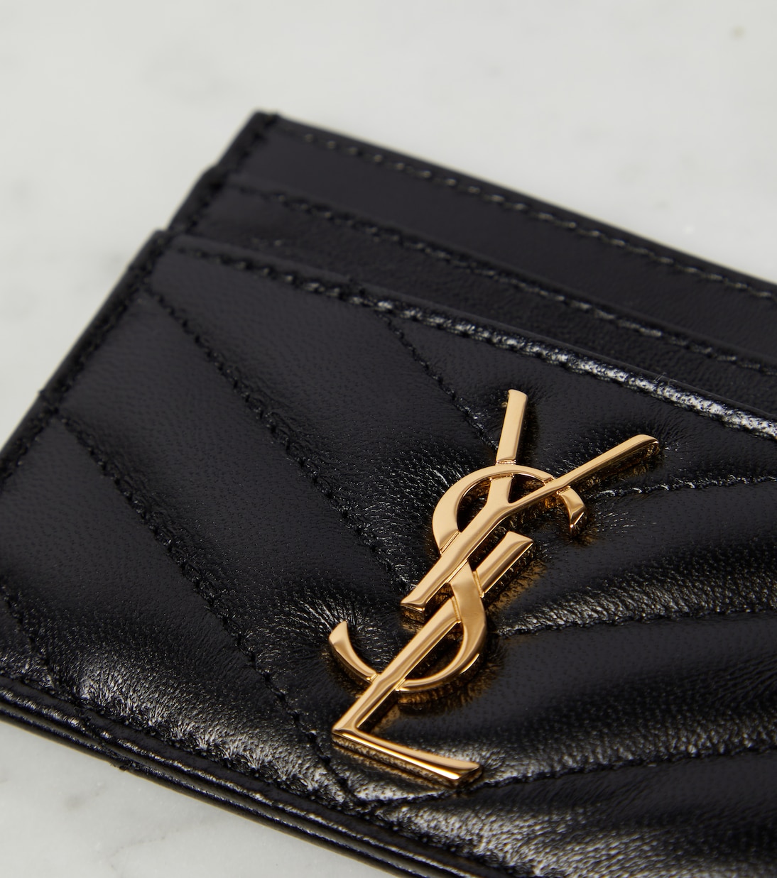 Portafoglio in pelle Saint Laurent Cassandre con effetto trapuntato, stile giovane e moderno