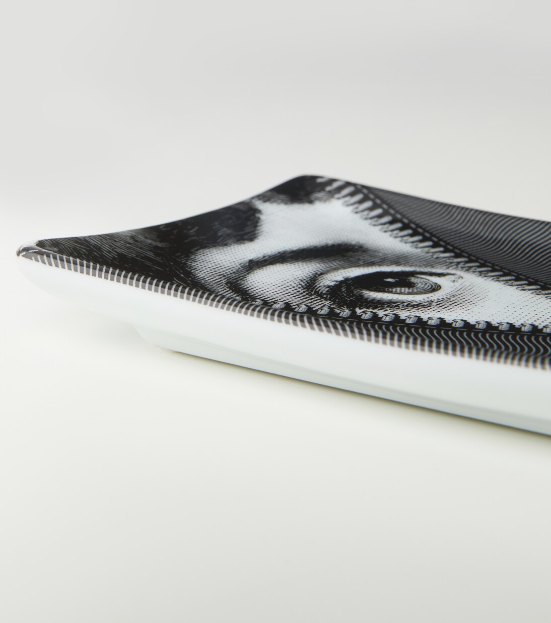 Tema e Variazioni n.401 ashtray | Fornasetti