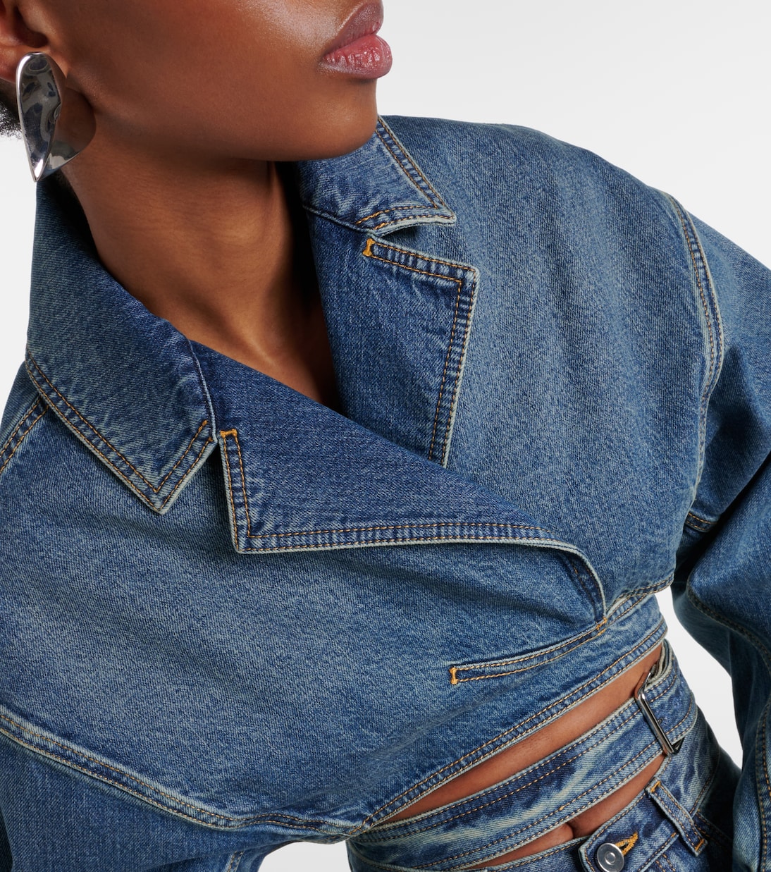 Chaqueta Corta de Denim con Estilo Wrap de Alaïa para Jóvenes Modernos