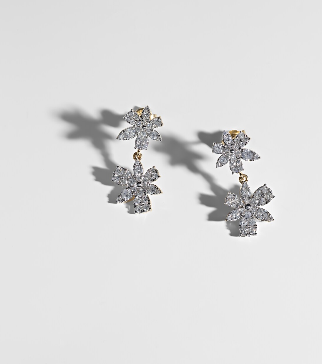 Boucles d'oreilles Grand Magnolia en or 14 ct et diamants | Stone and Strand
