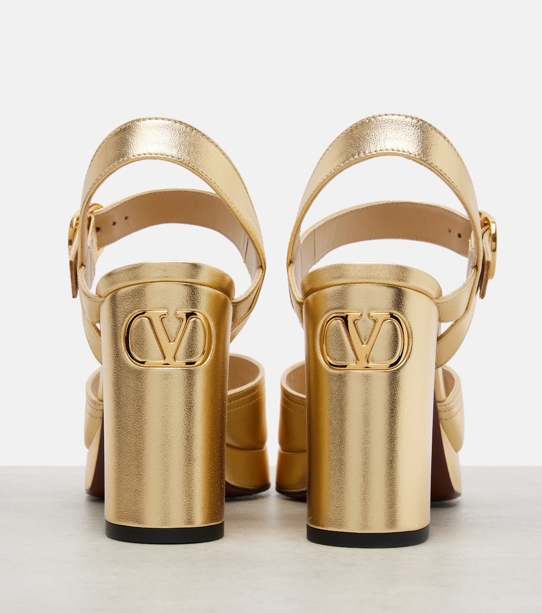 Plateausandalen VLogo aus Metallic-Leder | Valentino Garavani