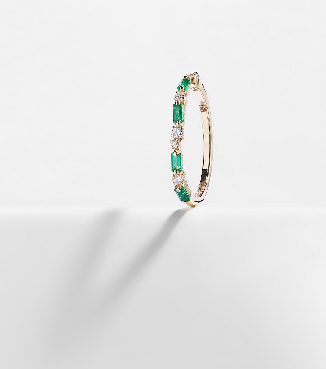 Anello in oro 18kt con smeraldi e diamanti, design moderno per giovani trendsetter