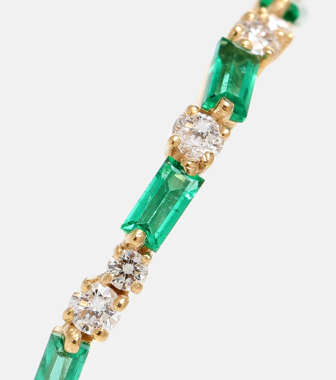 Anello in oro 18kt con smeraldi e diamanti, design moderno per giovani trendsetter
