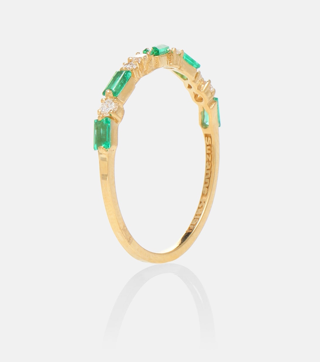 Anello in oro 18kt con smeraldi e diamanti, design moderno per giovani trendsetter