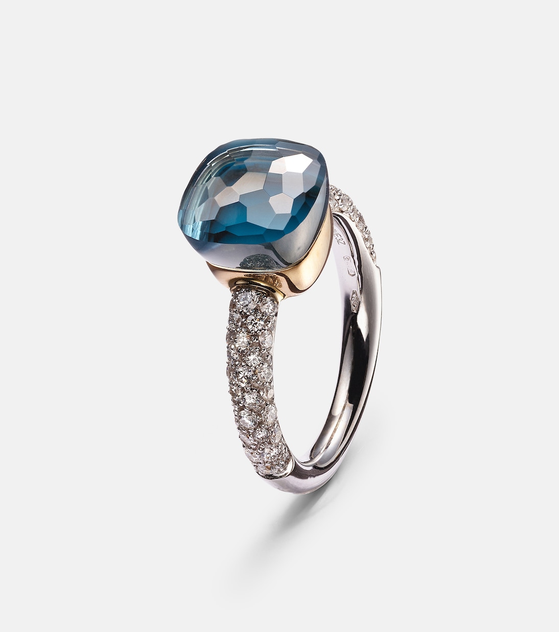 Anello POMELLATO Nudo in oro 18kt con topazio blu Londra e diamanti per uno stile giovane e raffinato