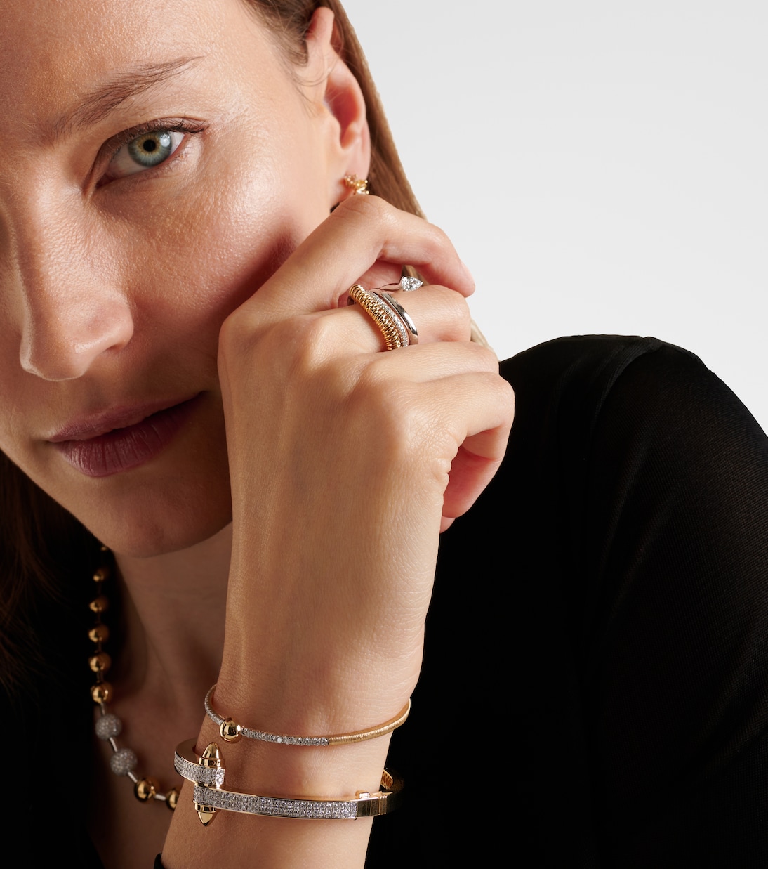 Anello in oro 18kt con diamanti RAINBOW K vs Pear per giovani trendy