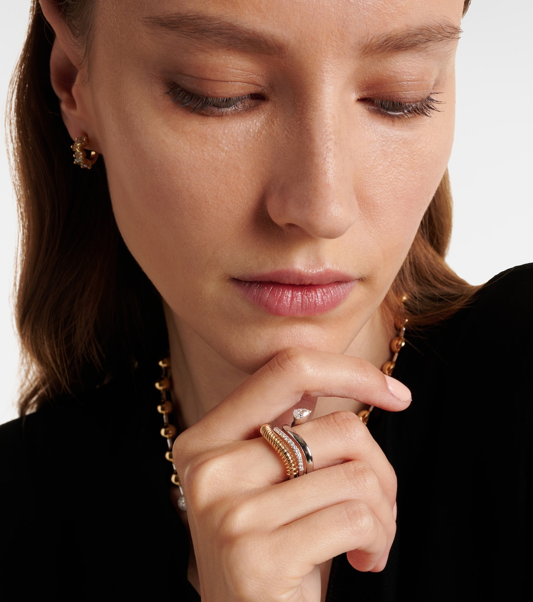 Anello in oro 18kt con diamanti RAINBOW K vs Pear per giovani trendy