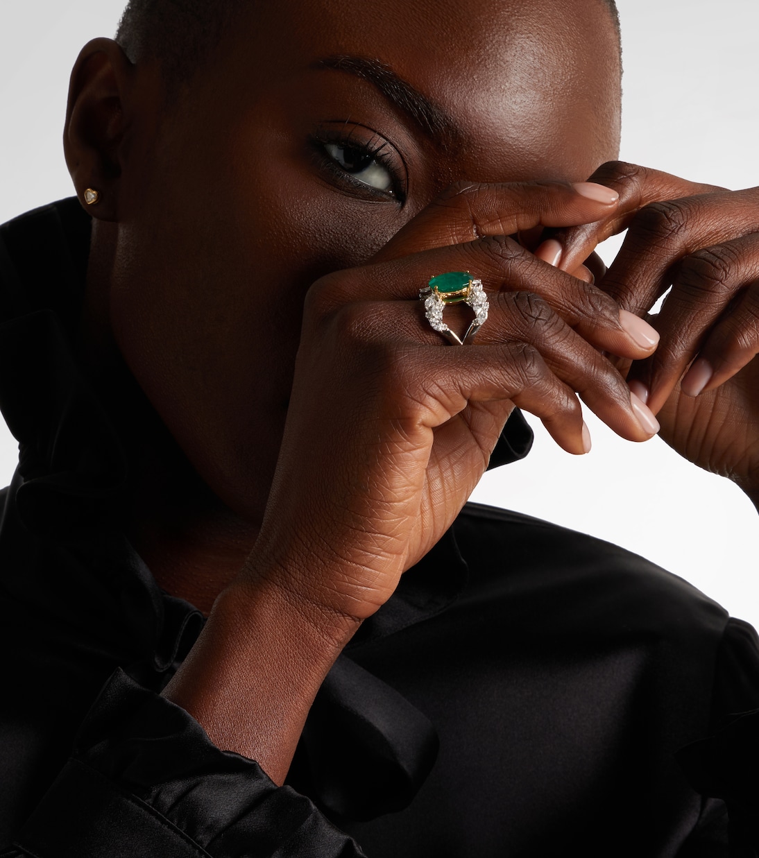 18kt white gold (750/1000) ring with diamonds and emerald  | Yeprem