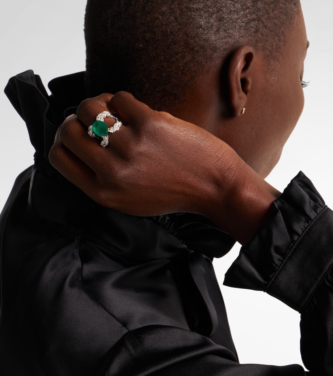 18kt white gold (750/1000) ring with diamonds and emerald  | Yeprem