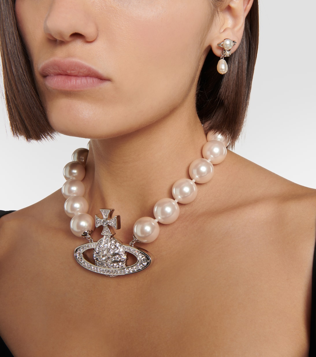 Orecchini pendenti con perle finte VIVIENNE WESTWOOD per uno stile giovane e chic