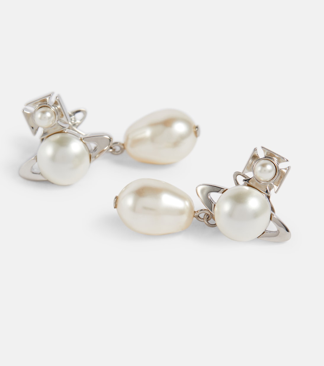 Orecchini pendenti con perle finte VIVIENNE WESTWOOD per uno stile giovane e chic