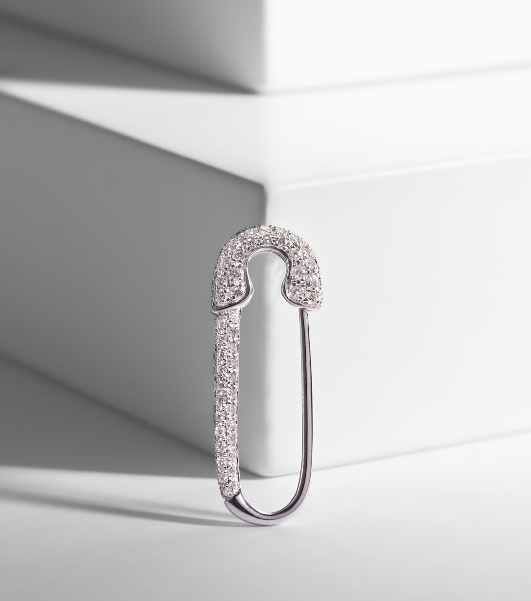 Orecchino singolo in oro bianco 18kt con diamanti | Anita Ko