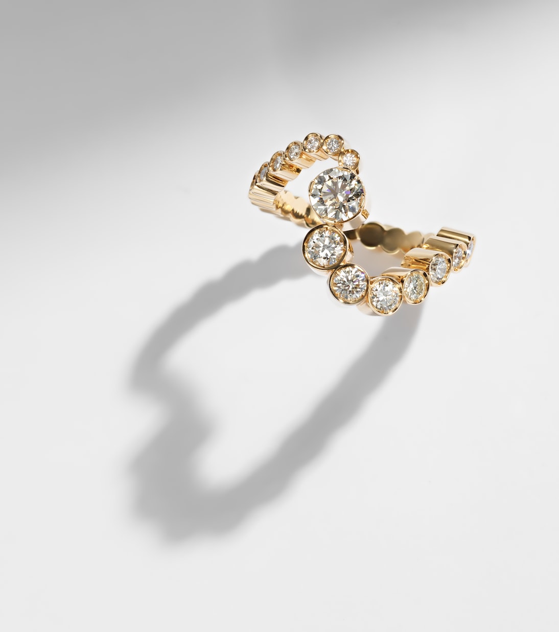 Anello in oro 18kt con diamanti Grand Ensemble Ocean di SOPHIE BILLE BRAHE per stile giovanile