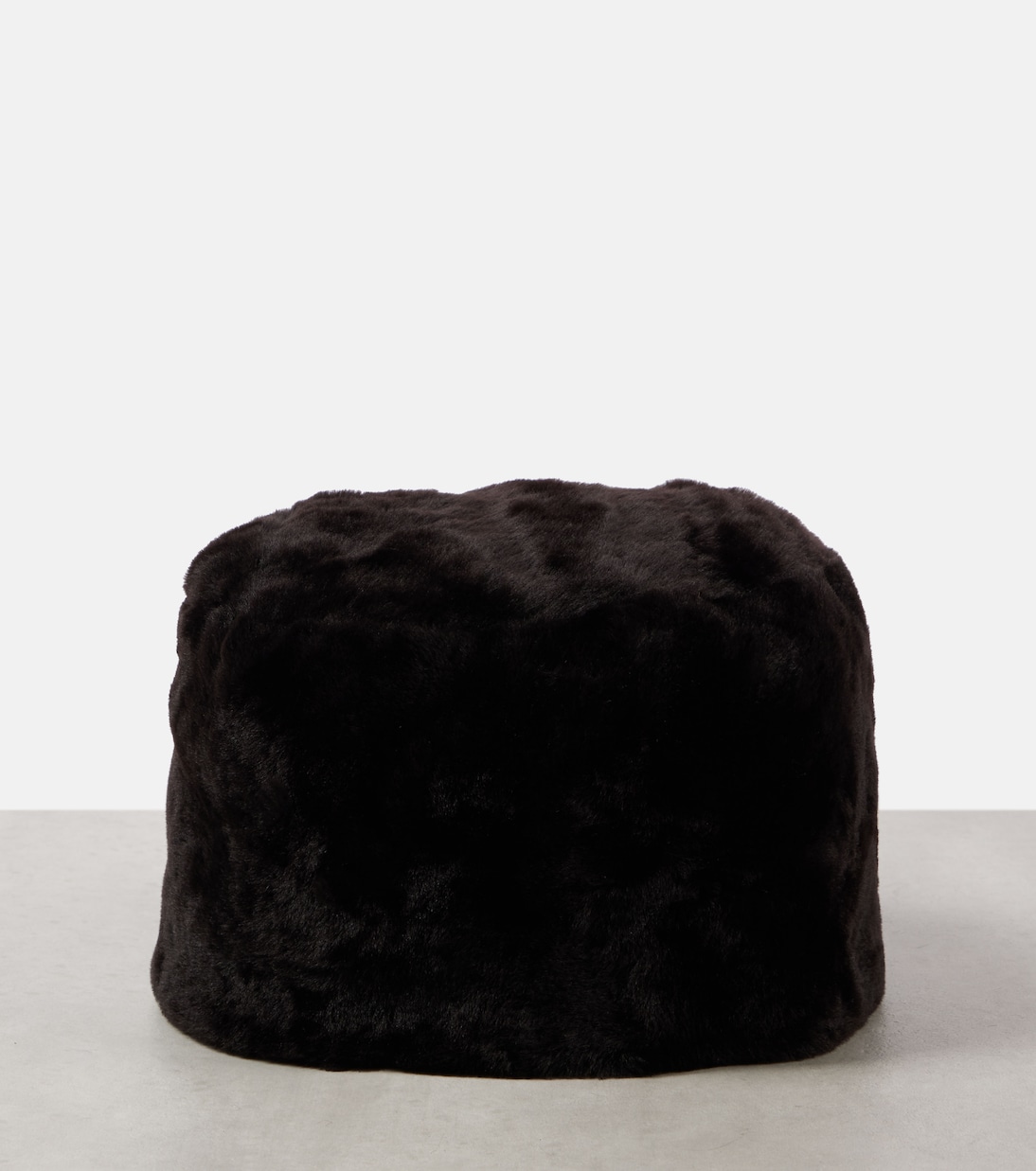Cappello pillbox in shearling firmato TOTEME per uno stile giovane e moderno