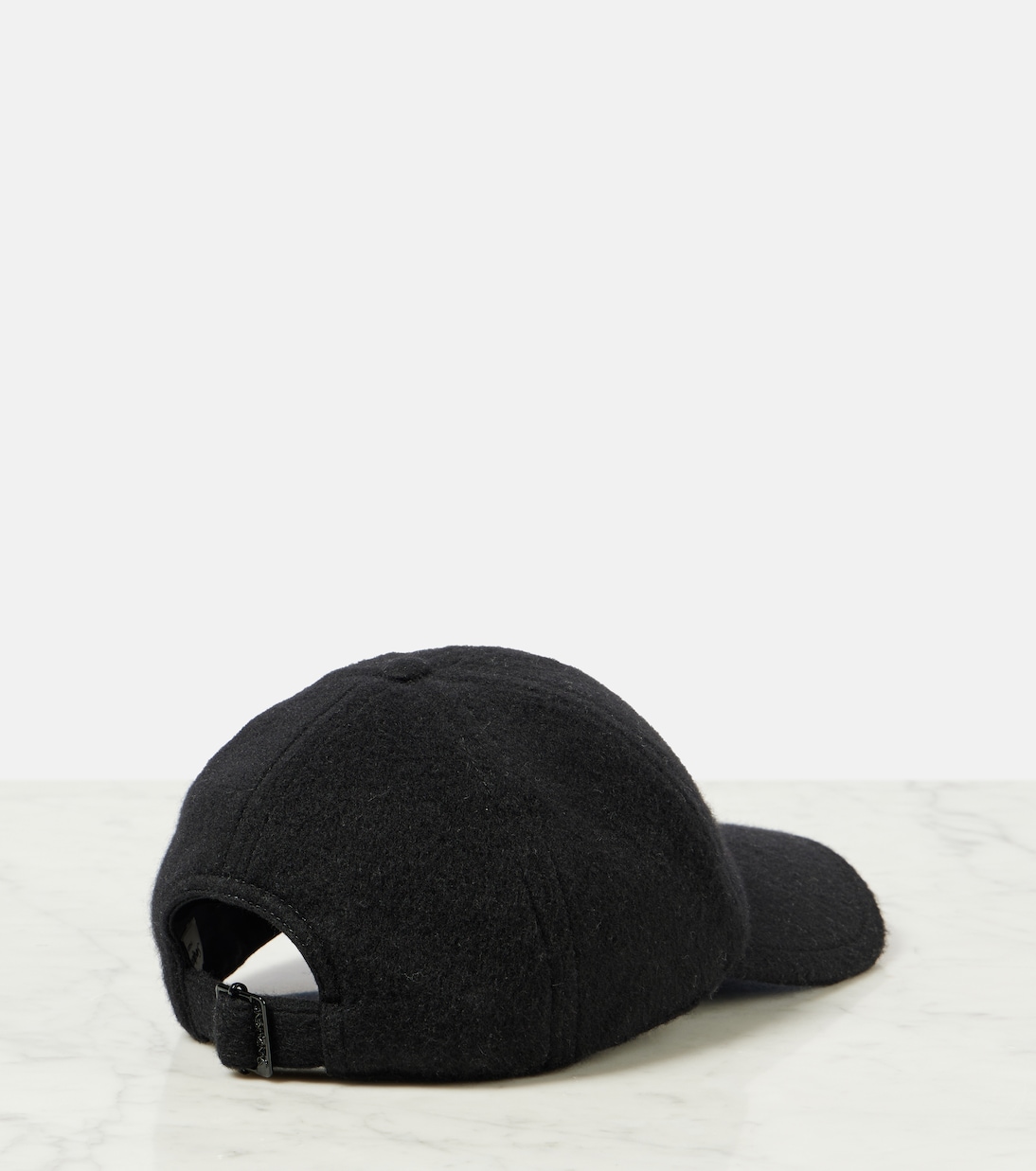 Cappello in cashmere firmato Saint Laurent per uno stile giovane e raffinato