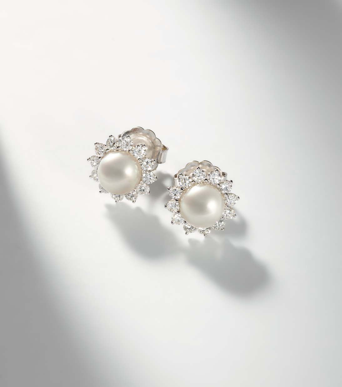 Ohrringe aus 18kt Weißgold mit Diamanten und Akoyaperlen | Mikimoto
