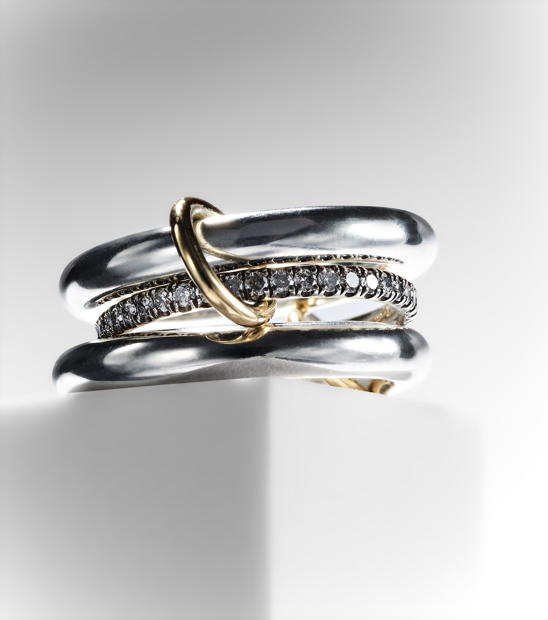 Anello Libra Noir in oro giallo 18kt, argento e diamanti | Spinelli Kilcollin