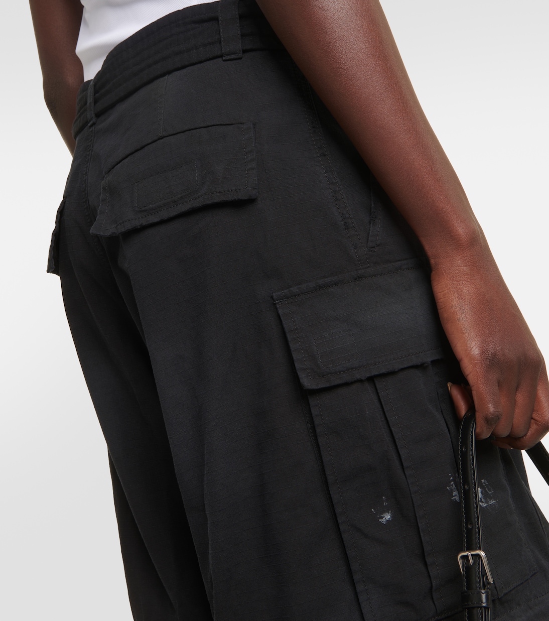 Pantalones Cargo con Estilo Balenciaga y Detalles Innovadores